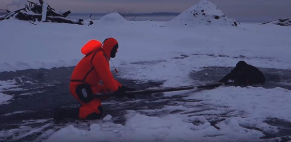 Что делать если провалился под лед: как спасти себя или утопающего